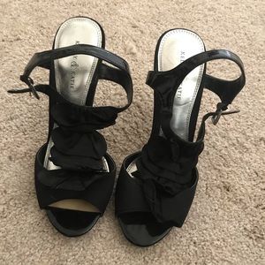 Kelly & Katie black ruffle pumps